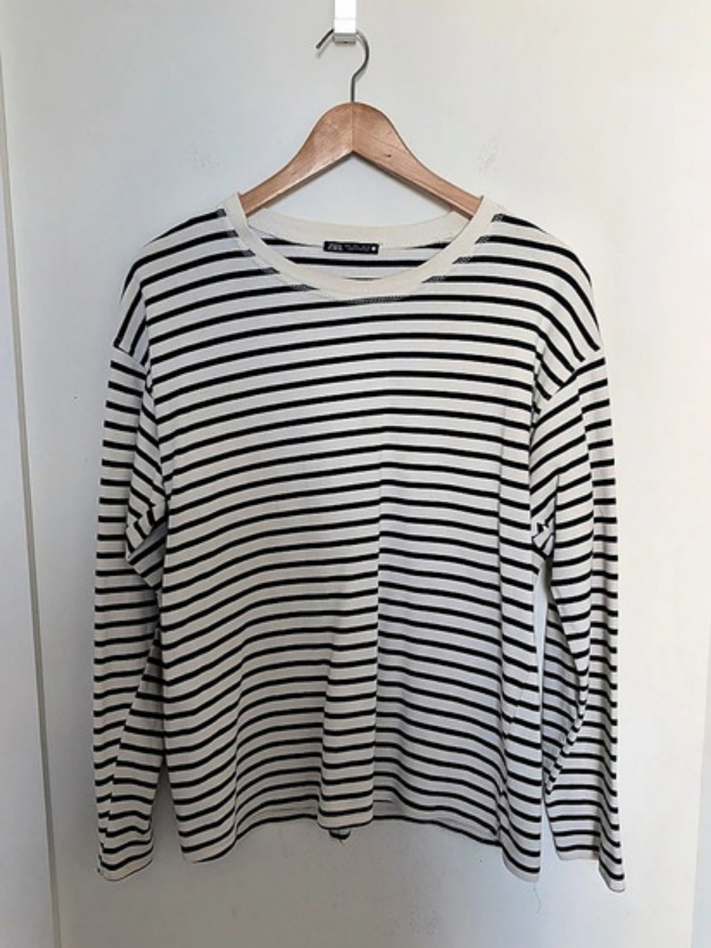 Zara Striped Long Sleeve Tee in White & Black Size Large
